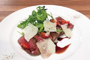 俺のイタリアン吉祥寺：オーストラリア産牛もも肉のタリアータ 赤ワインソース