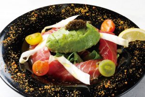 俺のイタリアン東京：サーモンマリネとアボカドのサラダ仕立て キャビア添え