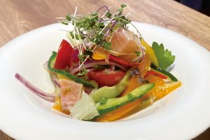 俺のイタリアン赤レンガ：アトランティックサーモンと夏野菜のセビーチェ