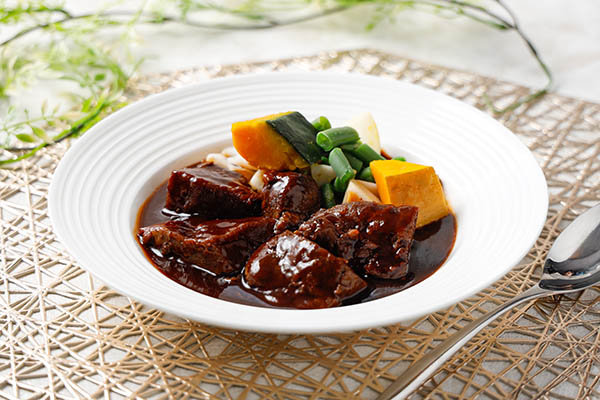 牛ホホ肉の赤ワイン煮込み