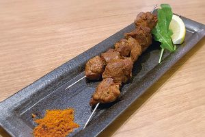 仔羊のスパイシー串焼き(2本) ～アロスティチーニ～