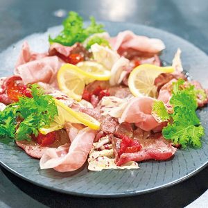 俺のイタリアンテラス恵比寿_炙り牛タンとスペックのカルパッチョ仕立て 燻製レモンソース