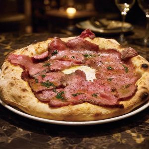俺のイタリアンPIZZRIA銀座コリドー街_ねぎ塩牛タンのビスマルクPizza