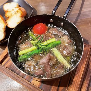 鳥たん梅田東通り_牛タンとアスパラガスのアヒージョ バケット添え