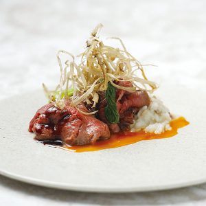 俺のフレンチ梅田_松阪牛のロースト 卵黄とマデラ酒のソース