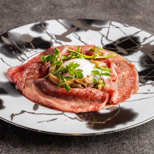 俺のイタリアン銀座_松阪牛の炙りカルパッチョ〜半熟卵をのせて〜