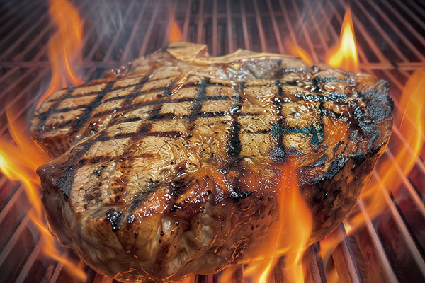 炭火で焼き上げるTボーンステーキ